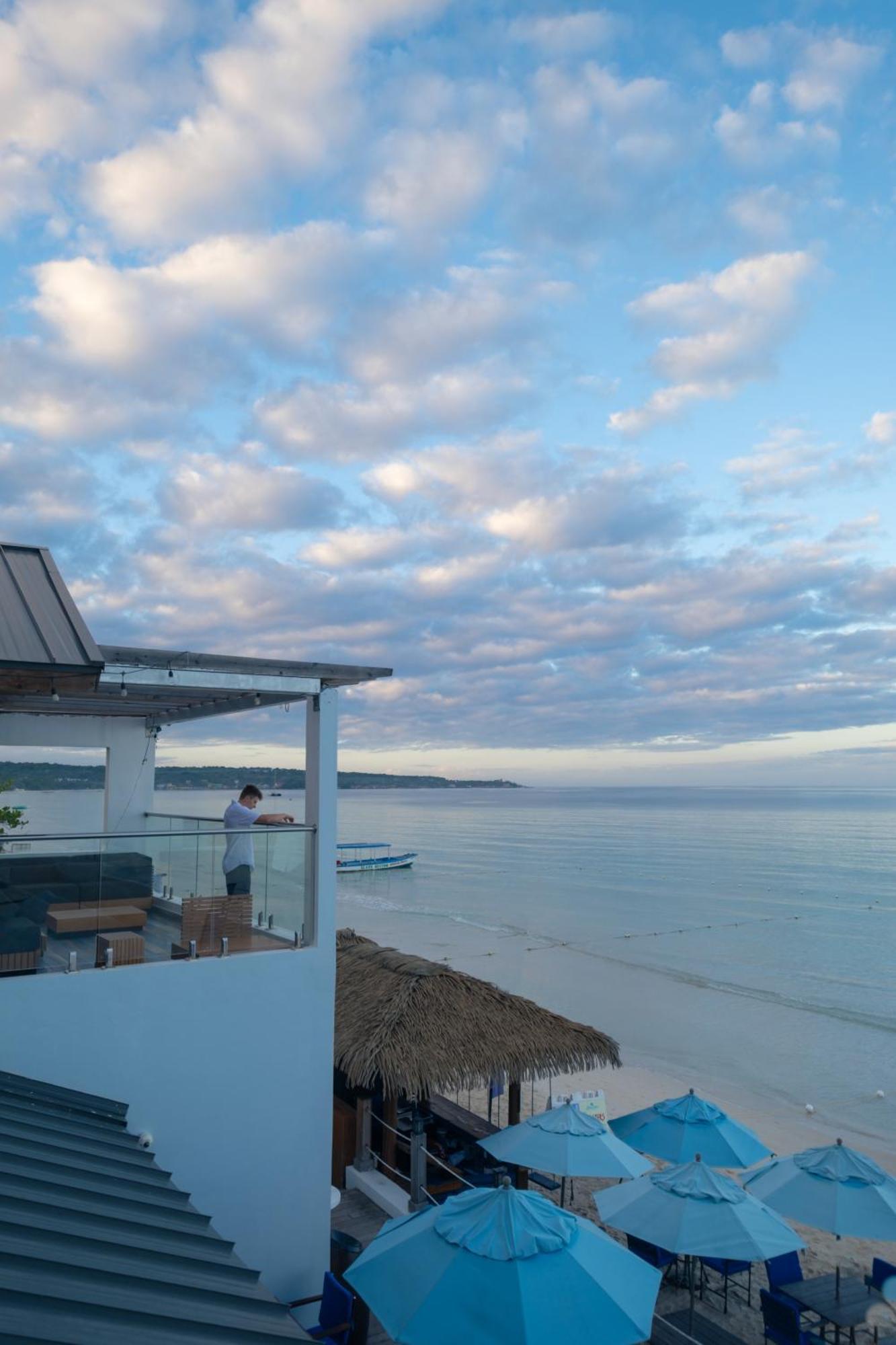 Blue Skies Beach Resort Negril Ngoại thất bức ảnh