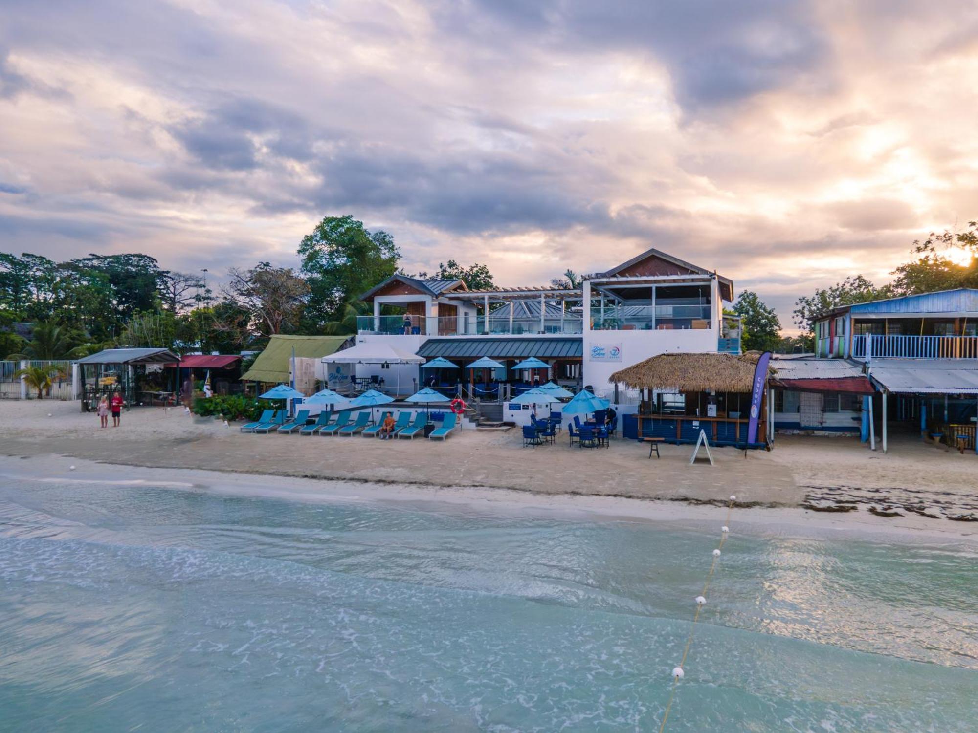 Blue Skies Beach Resort Negril Ngoại thất bức ảnh